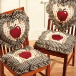 taie d'oreiller sur une chaise avec vos propres mains