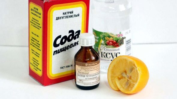 nettoyer le canapé avec du soda et du vinaigre