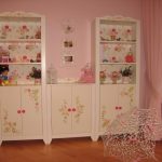 armoire de découpage dans la pépinière