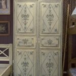 armoire de découpage dans le salon