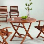 table et chaises de jardin en bois