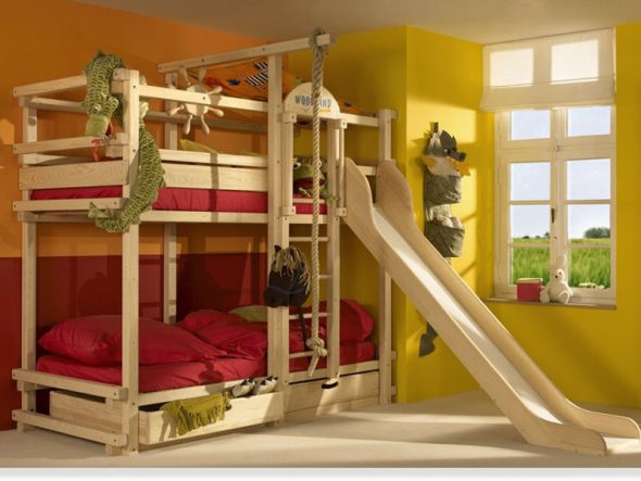 lit d'enfant avec toboggan et cordes
