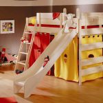 lit mezzanine avec toboggan en bois clair