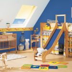 lit mansardé avec toboggan dans la chambre de bébé