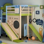 Cama infantil con tobogán.