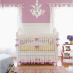 lit bébé avec des arcs