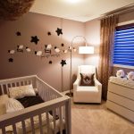 lit bébé dans une belle chambre