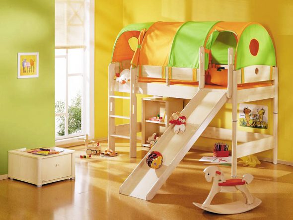 lits d'enfants avec un toboggan