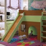 lit d'enfant avec une colline en bois