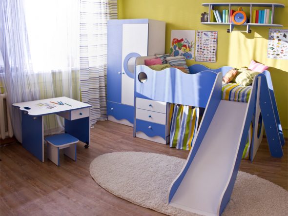 lit d'enfant avec glissière et tiroirs