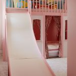 lit d'enfant avec un toboggan à l'intérieur