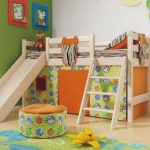lit d'enfant avec un toboggan dans la chambre