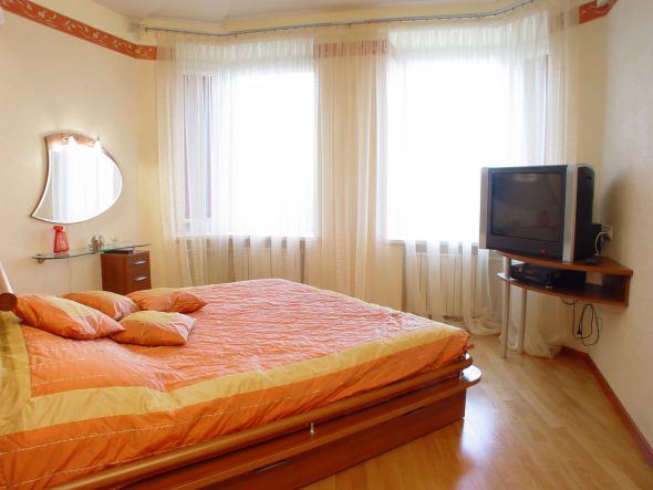 arrangement de lit en diagonale dans la chambre