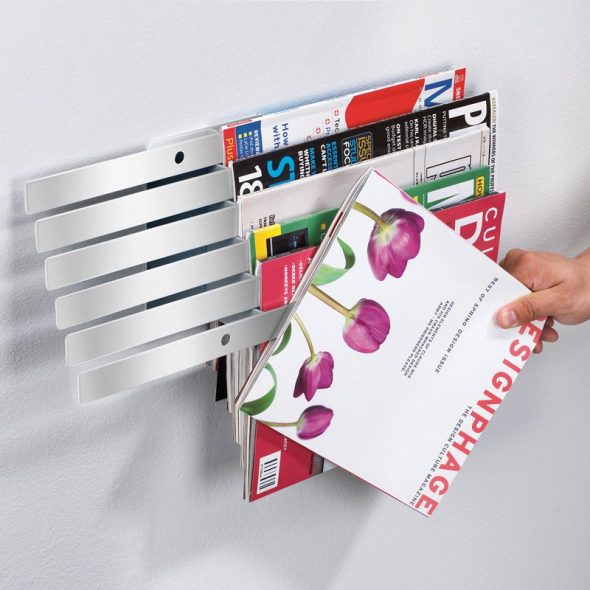 porte-revues sur le mur