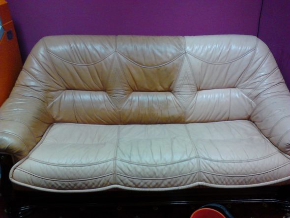 canapé en cuir sale