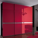 Armoire italienne à la façade rouge brillant