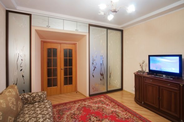 belle armoire autour de la porte