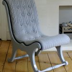 fauteuil avec couverture tricotée