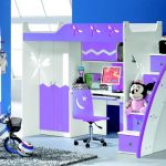 grenier de lit avec espace de travail photo