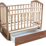 un lit un pendule avec une boîte