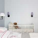 lit bébé dans la chambre