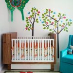 un lit un pendule avec une boîte