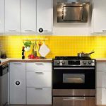 cuisine lumineuse avec ensemble blanc
