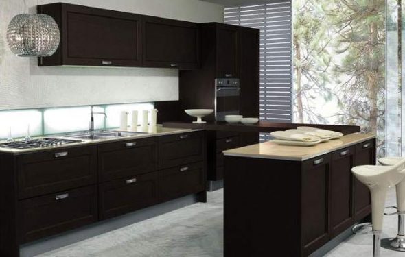 set de cuisine de couleur sombre