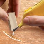 cire pour meubles provenant de rayures sur les meubles