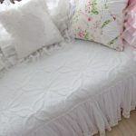 coussin sur le canapé d'angle blanc
