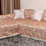 cape sur le sofa avec des fleurs