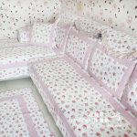 cape sur le sofa dans la fleur