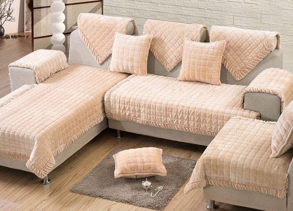 coussins sur le canapé d'angle