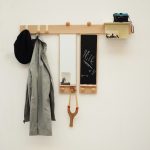 crochet mural dans le couloir