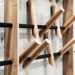 accroche murale dans le couloir en bois