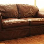 nouveau canapé en cuir à l'intérieur