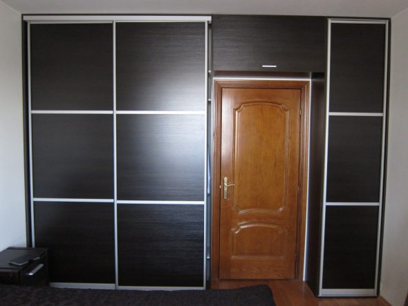 garde-robe ordinaire autour de la porte