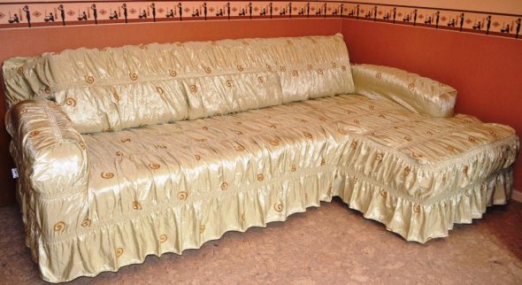 couverture de satin sur le canapé
