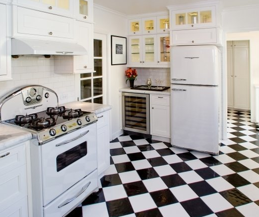carreaux de sol dans la cuisine blanche