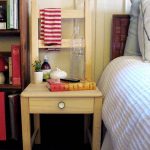 table de chevet sur la chaise