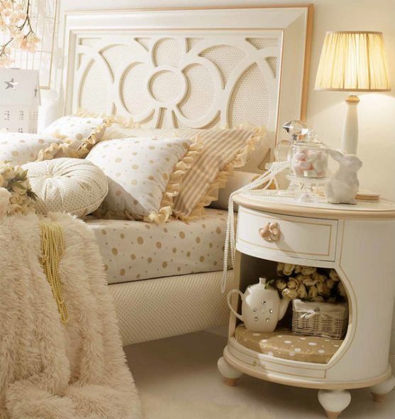 table de chevet avec décor