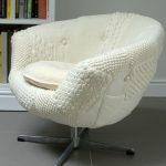couverture sur la cravate de chaise