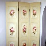 écran à l'intérieur avec décoration florale
