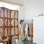 écran dans la chambre par la fenêtre