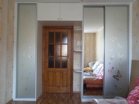 placard avec niche ouverte pour la porte