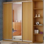 armoire dans le couloir en bois