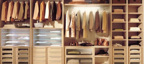 garde-robe dans le couloir avec leurs propres mains