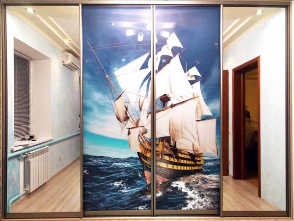 armoire avec miroir et verre avec impression de photos avec un voilier