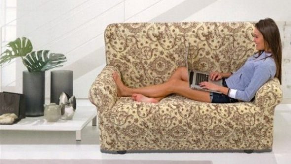 menjahit penutup di atas sofa