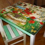 la vieille table est fatiguée ou ennuyée, vous pouvez la rafraîchir par découpage